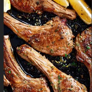 Chuletas de cordero ala parilla +ensalada