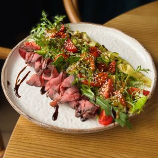 Салат з ростбіфом,  запеченим перцем, грильованим кабачком та томатами