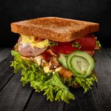 Сендвіч з копченим  курячим філе +бекон+сир (260г)