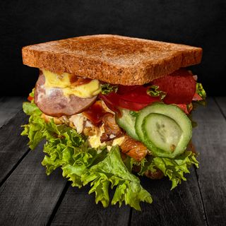 Сендвіч з копченим  курячим філе +бекон+сир (260г)