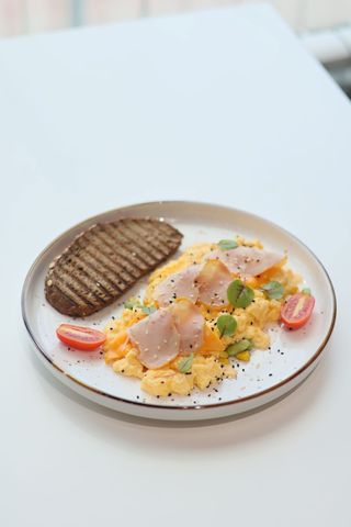 Скрэмбл с курицей и сыром