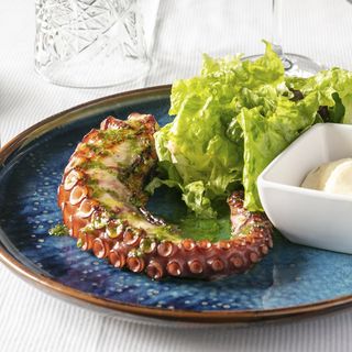 Pulpo A La Brasa Con Alioli Suave