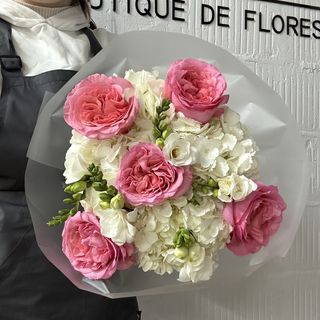 3 гортензій 5 голландських троянд 5 фрезій