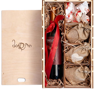 ხის გრავირებული ყუთი ღვინით