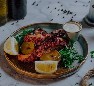 Caracatita la gratar cu cartofi prajiti si sos alioli