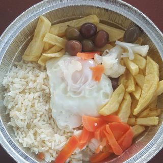 Hambúrguer no prato 