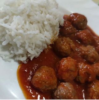 Albóndigas con arroz (ración)
