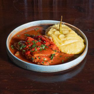 Saramură din piept de pui cu mămăliguță