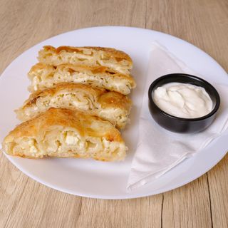 Burek di formaggio e jogurt