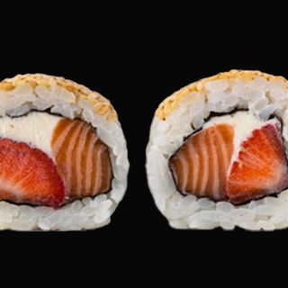 Uramaki de Morango com Queijo Filadélfia (8 Peças)