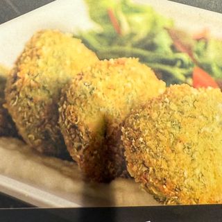 Спаначени кюфтенца с мус от сирена и свежа салата