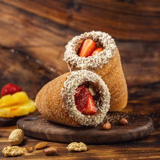 შოკოლადით, ხილით და თხილით