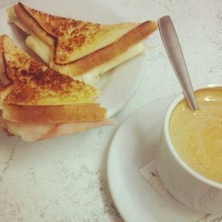 Oferta café .con bikini  (jamon y queso )