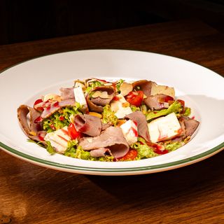 Salată cu file de raţa,  brie și dressing de merișor