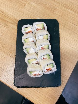 Califòrnia De Aguacate Con Salmón Y Queso (10 Uds.)