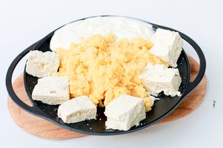 Mamaliga, branza si smantana