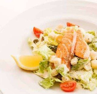 Салат "Цезарь" с жареным лососем 