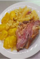 Svinjska koljenica i prilog