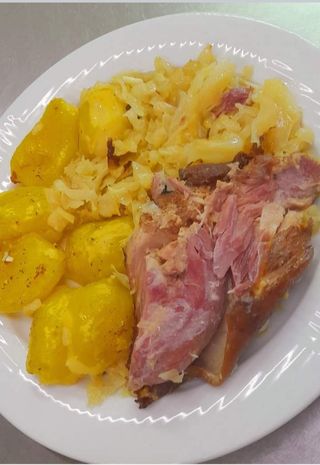 Svinjska koljenica i prilog