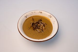 Грибной крем-суп с запеченным луком и вешенками