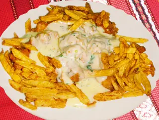 Пиле със специален сос и пържени картофи (600гр)