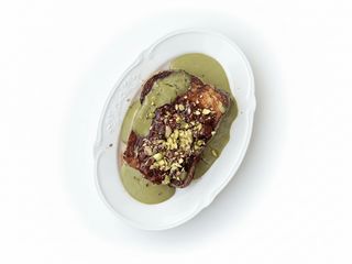 Хала-тост з фісташковим кремом та вишнею