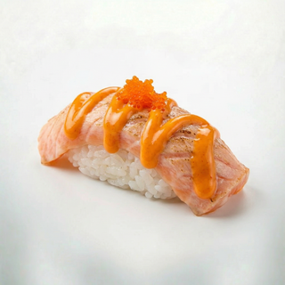 Nigiri z opalonyn łososiem