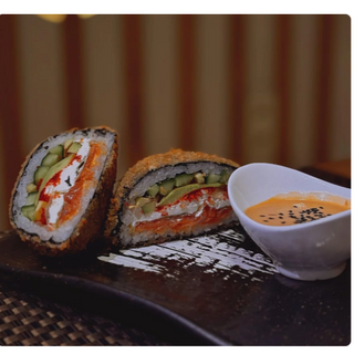 Суши-бургер со слабосоленым лососем