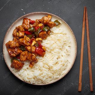 Vita picanta cu alune de padure si orez la abur