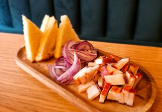 Slana cu ceapa rosie si paine