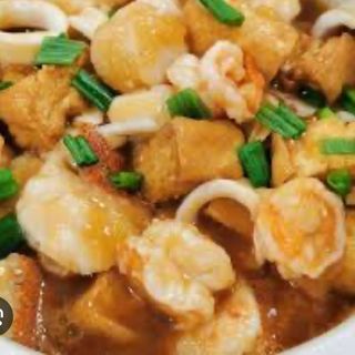 Frutti di mare in ciotola di terracotta 