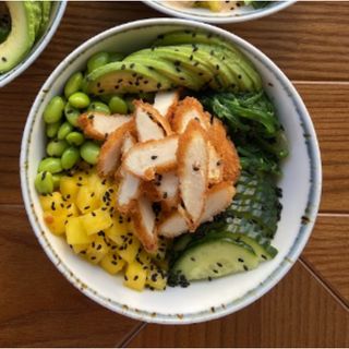 Poke Bowl Con Pollo Crujiente