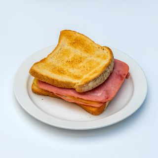 Sándwich De Tortilla Con York Y Queso