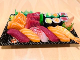 Sushi, maki y sashimi variado (18 uds.)