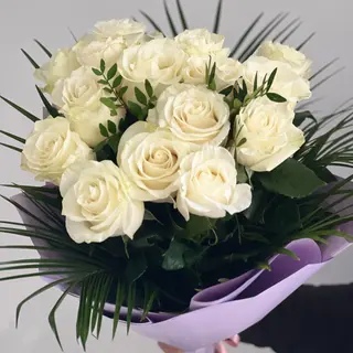 Buchet format din 15 trandafiri naturali, albi