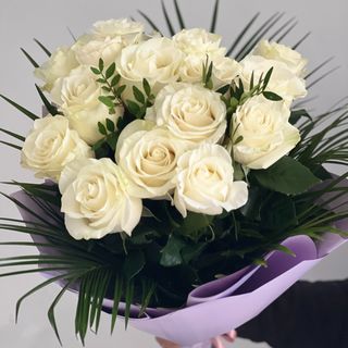 Buchet format din 15 trandafiri naturali, albi