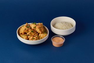 Курица в соусе Динамит с гарниром