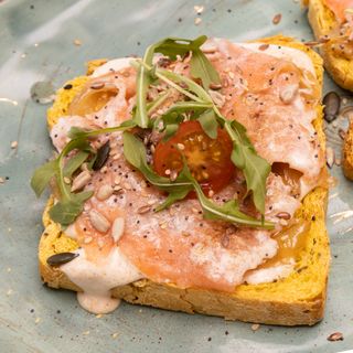 1 Tosta de salmón, queso cottage y cebolla caramelizada