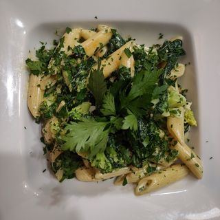 Makaron penne ze szpinakiem I brokułami