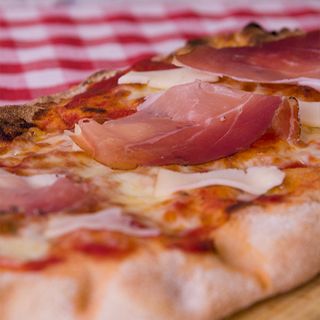 Pinsa Speck e Scamorza Affumicata