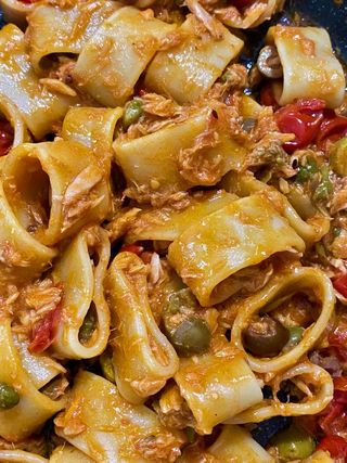 Calamarata con dadolata di tonno, capperini, olive taggiasche