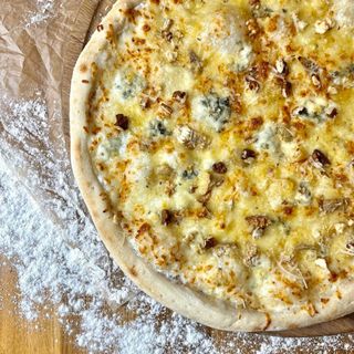 Піца 4 сира та брусничним соусом