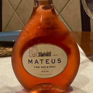 Botella de vino rosado