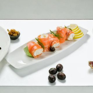 Рулетики из семги с огурцом и сливочным соусом