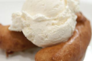 079. Паниран банан със сладолед и сметана (250гр)