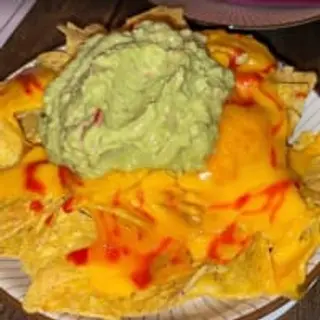 Nachos con Chili Cheddar Guacamole