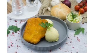 Snitel de pui cu susan,cartofi piure cu unt,salata de varza alba,chifla