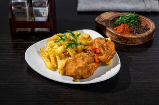 Snitel de pui cu cartofi prajiti