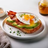 Tostada con bacon, aguacate y huevo