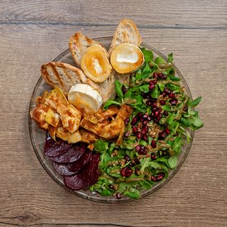 Sałatka z grillowanym kozim serem